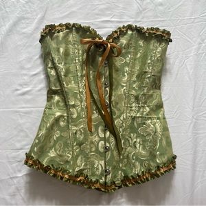 Green and gold heart shaped corset 🍃🍂